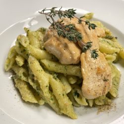 Pasta mit Haselnusspesto und Haehnchenfleisch
