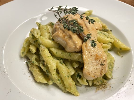 Pasta mit Haselnusspesto und Haehnchenfleisch