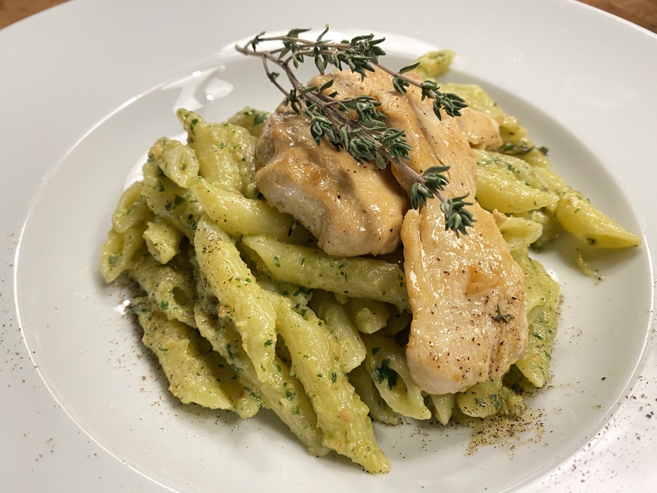 Pasta mit Haselnusspesto und Haehnchenfleisch