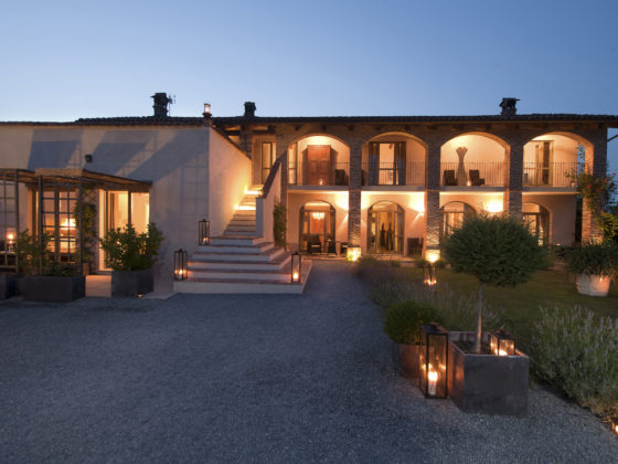 Relais la Corte di Lequio im Piemont. Ansicht bei Nacht