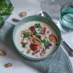 Weinsuppe mit Kracherle