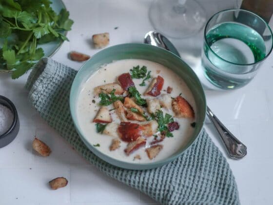Weinsuppe mit Kracherle