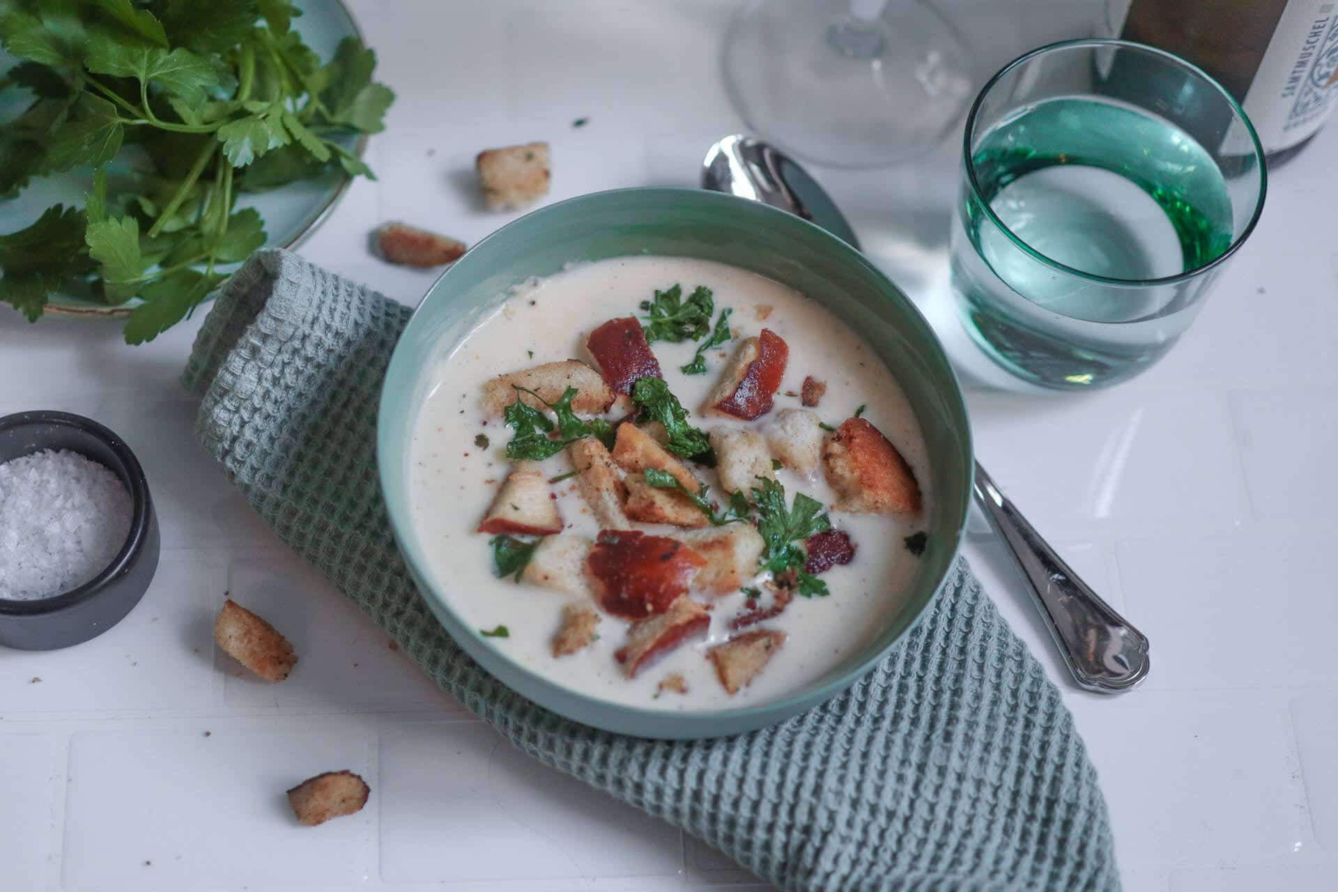 Weinsuppe mit Kracherle