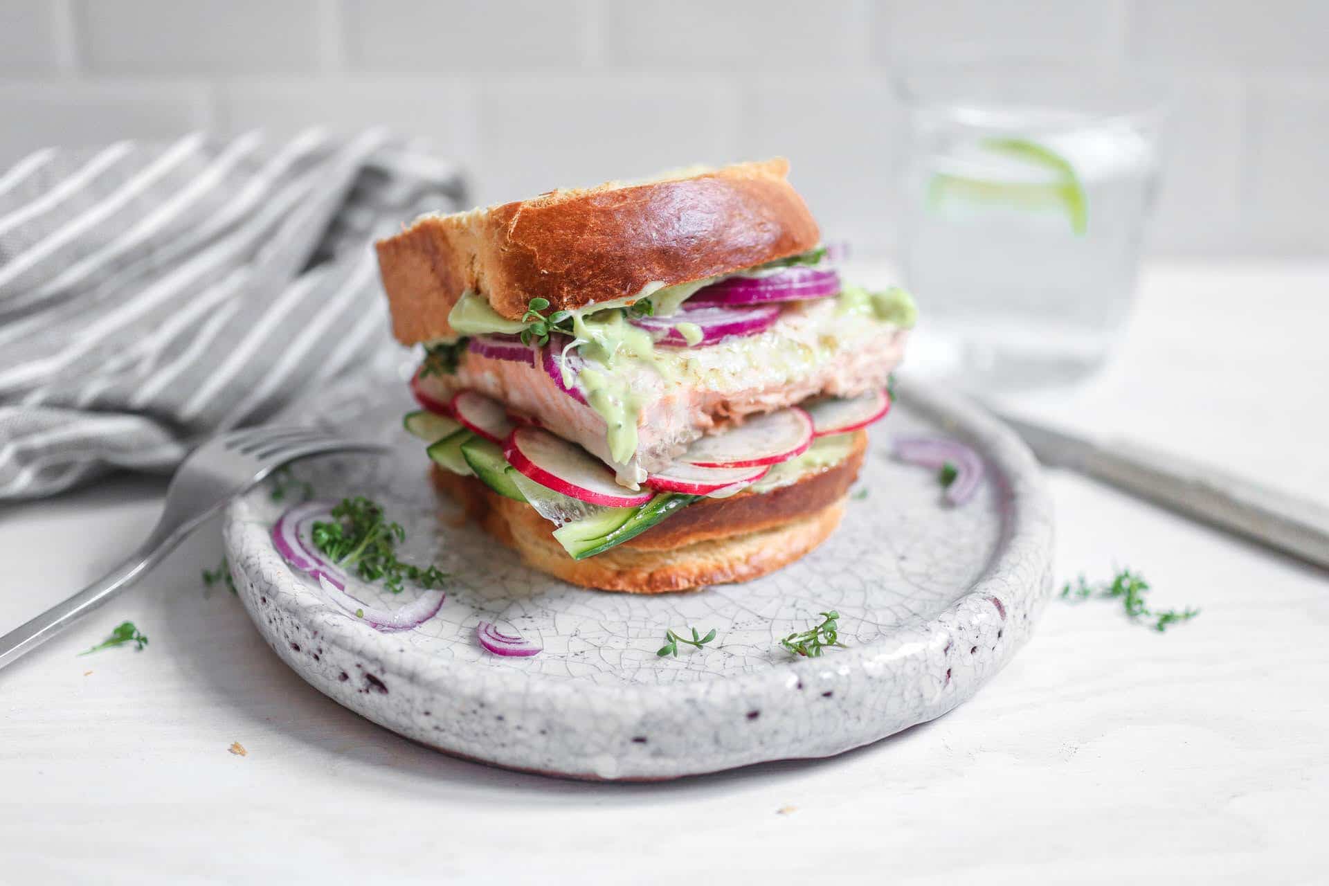 Fischbrötchen mit Wasabi-Lachs - Rezept Ostsee